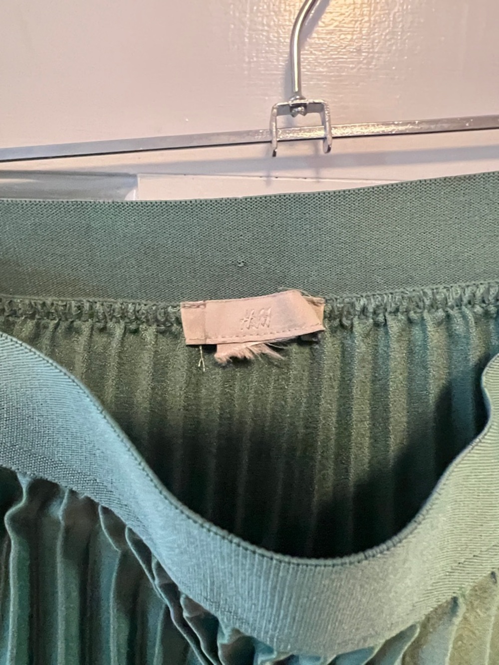H&M Pleated midi Skirt - Picture 2 of 3